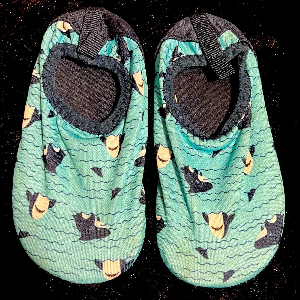 5/6 | toddler/ baby | Swim | flat shoe | blue sharks